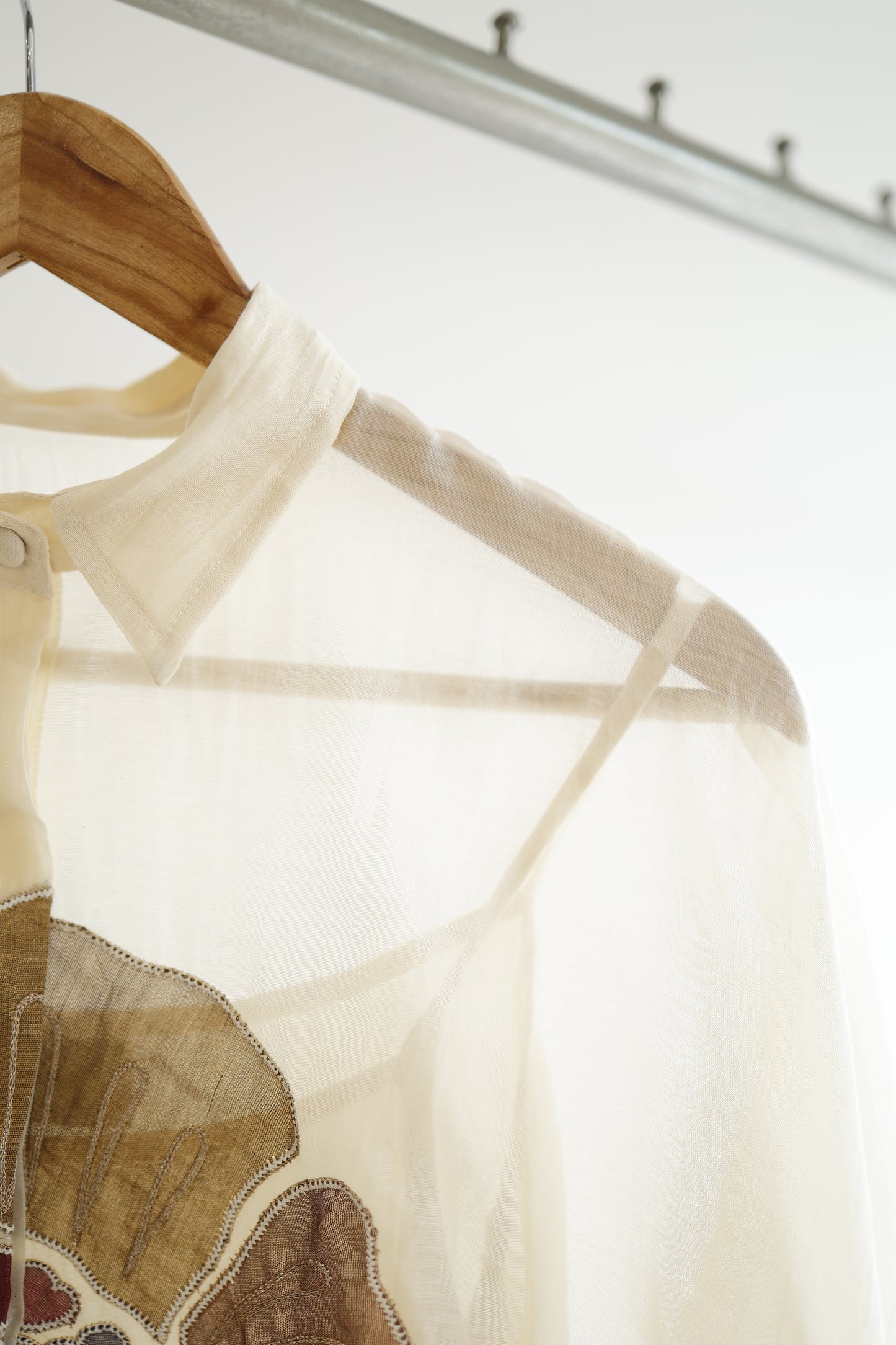 EEDA ROUND PATCH SHIRT - OFF-WHITE