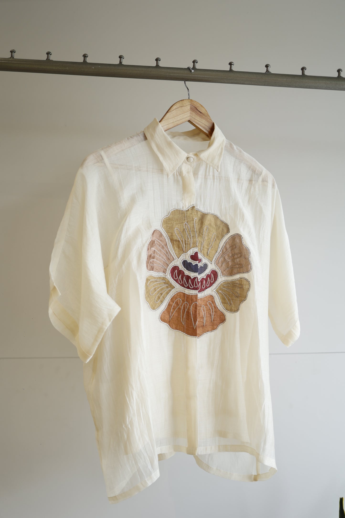 EEDA ROUND PATCH SHIRT - OFF-WHITE