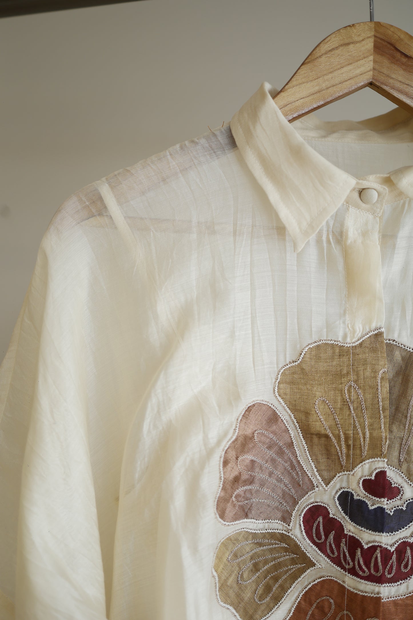 EEDA ROUND PATCH SHIRT - OFF-WHITE