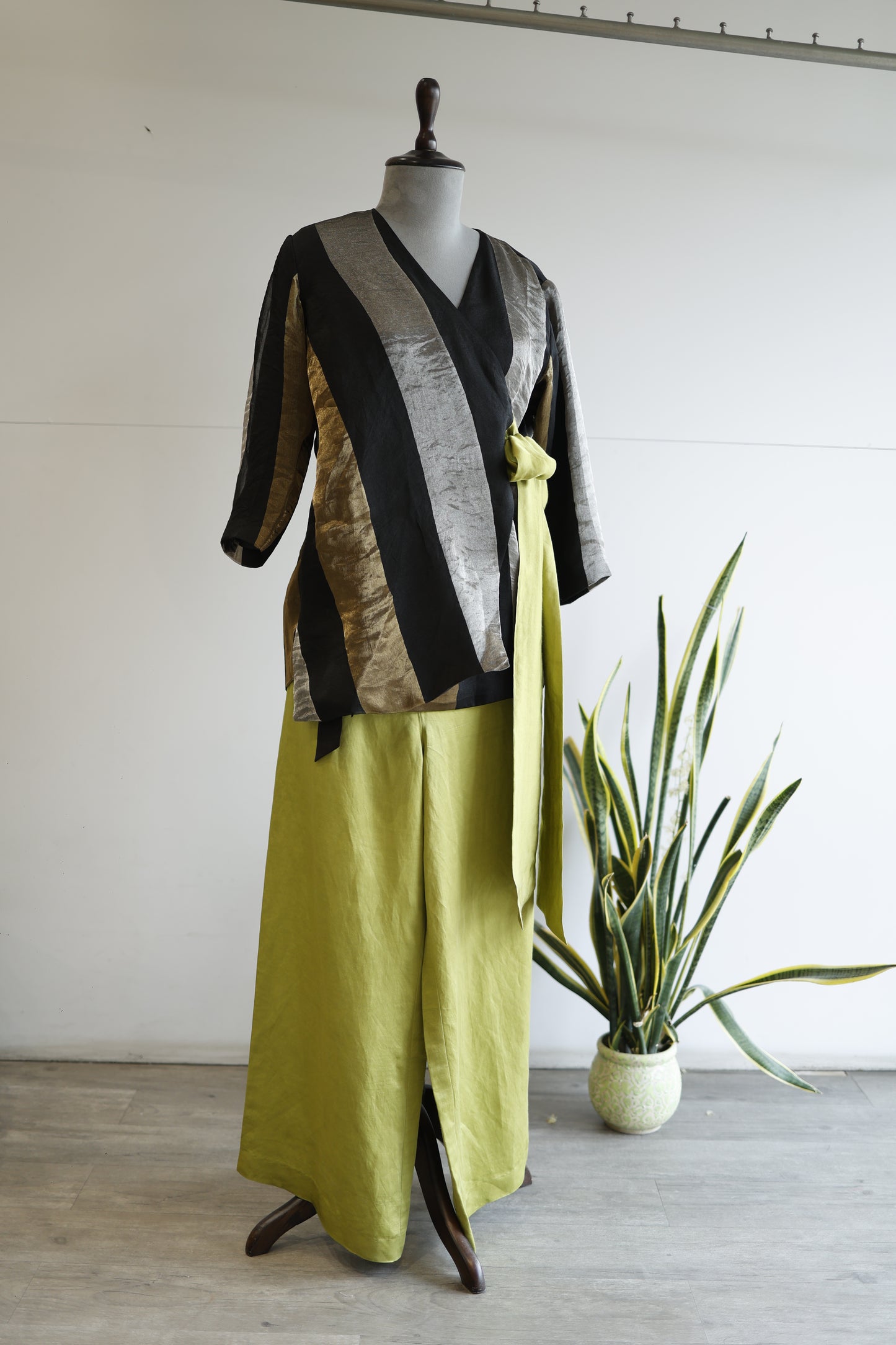 EEDA METALLIC STRIPE COORD SET - BLACK